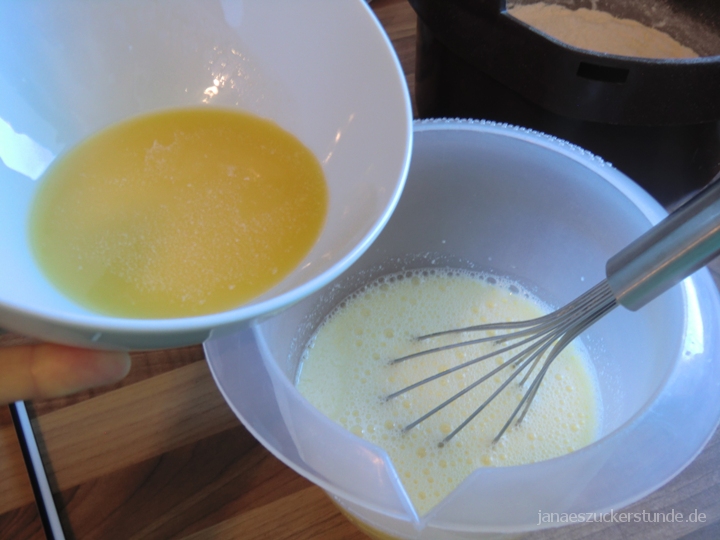 die Butter mit Buttermilch, Milch, und Eier für Pancake Teig