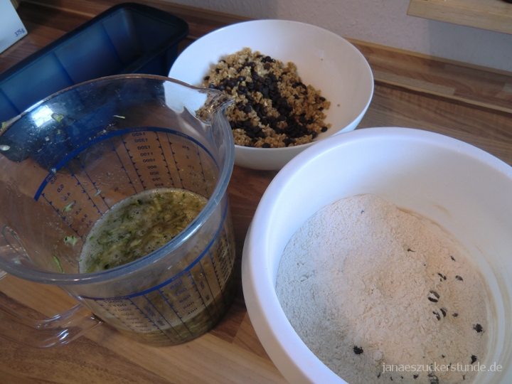 Nasse und trockene Zutaten für Zucchini Schoko-Streusel Brot