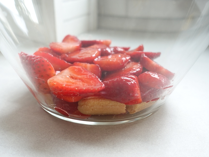 Löffelbiskuit und Erdbeeren für Erdbeer-Trifle