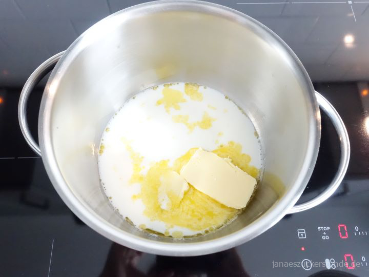 Butter und Milch erhitzen für Karamell Schnecken