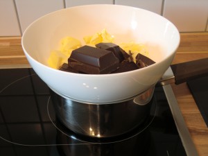 Butter und Zartbitterschokolade schmelzen