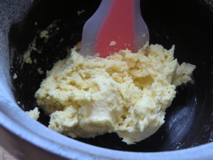 Mehl, Butter, und Eier Mischung für Vanille Cupcakes