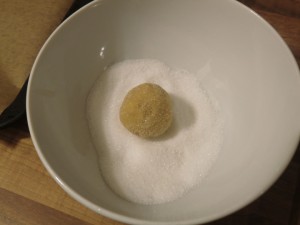 Erdnussbutter Teig in Zucker gerollt