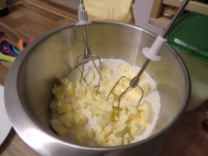 Butter Stücke in Mehl