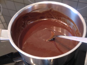 Butter und Zartbitterschokolade für Chocolate Muffins geschmolzen