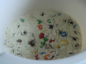 Trockene Zutaten für M&M Cookies