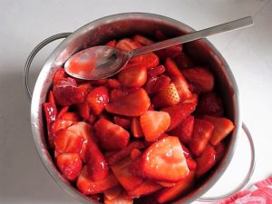 Erdbeeren mit Himbeere Fruchtaufstrich gemischt