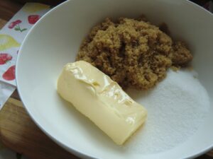 Brauner Zucker, weißer Zucker und Butter in Schüssel