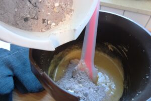Brownie Cookies trockenen mit Nassen Zutaten zusammen mischen