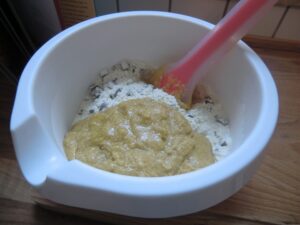 Amerikanische Cookie nasse und trockene Zutaten mischen