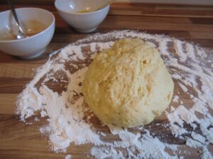 Cinnamon Roll Teig auf Bemehlten Oberfläche