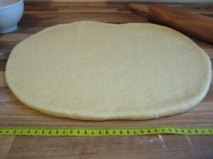 Cinnamon Roll Teig ausgerollt