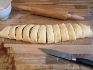 Cinnamon Roll Teig in 12 Stücke geschnitten