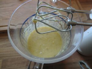 Die Bananen, Zucker, Ei, und Butter für Muffin Teig