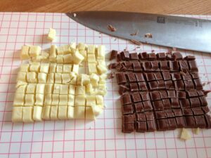 weiße und Vollmilchschokolade für Brownies