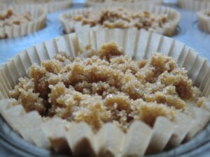 Muffin Backform mit Teig und Streusel