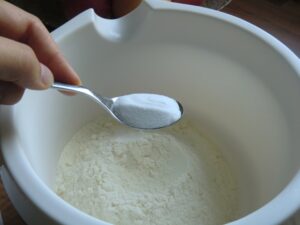 Die Trockene Zutaten für Banane Streusel Muffins
