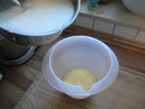 Milch und Buttermilch mit Eier