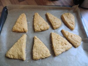 Pumpkin Scones auf dem Backblech verteilt