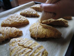 Scones mit Zuckerguss gespritzt