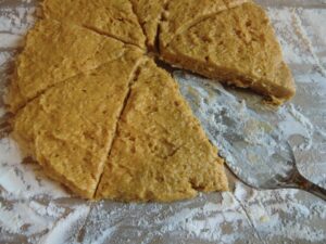 Scones mit einer Tortenheber abgemacht