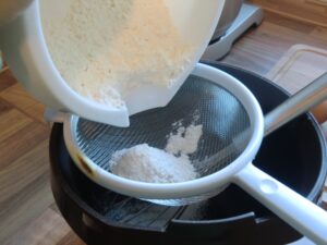 Trockene Zutaten durchsieben