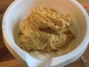 Erdnussbutter Mischung und trockene Zutaten