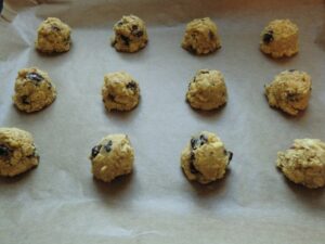 White Chocolate Cranberry Cookies auf einem Backblech