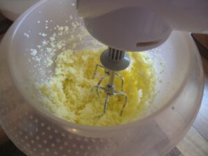 Zucker und Butter verrühren - Blueberry Muffins