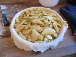 Äpfel Scheiben in Backform vorbereitet