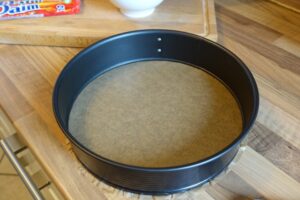 Deine 26 cm Springform/Backform mit Backpapier ausschlagen.